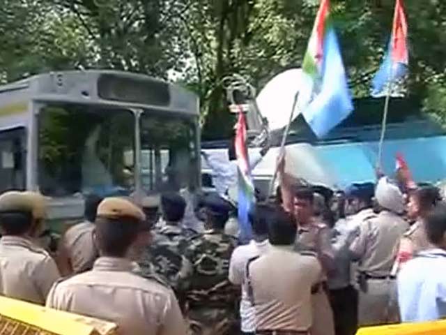 इंडिया 7 बजे : मोदी सरकार की आलोचना पर पाबंदी?