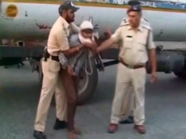 Videos : इंदौर में पुलिस निकाल रही है गुंडों की परेड!