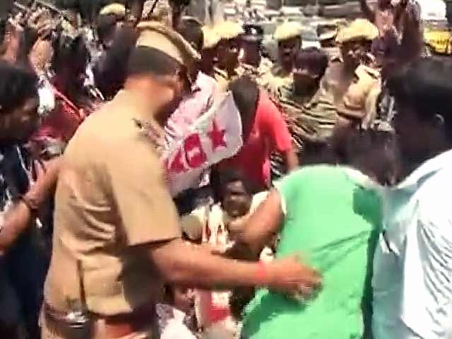 Videos : छात्र संगठन पर बैन के विरोध में IIT मद्रास कैंपस के बाहर प्रदर्शन