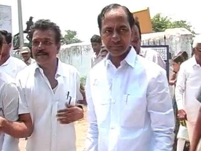 Video : KCR In, Sonia Gandhi Ignored in Telangana History Text Book. Congress Cries Foul.