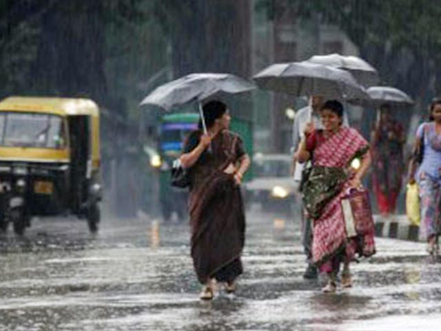 दिल्ली में रविवार को गर्मी की हो गई छुट्टी, मौसम ने बदली करवट, कई इलाकों में बूंदाबांदी