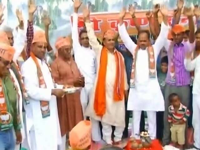 इलाहाबाद में पीएम मोदी के मंदिर पर आमने-सामने