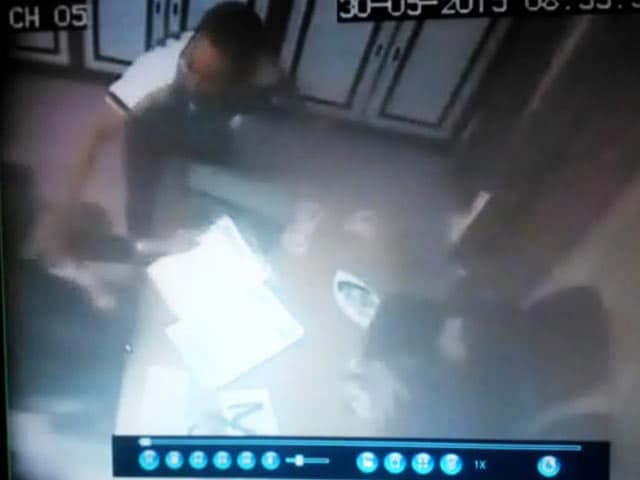 कैमरे में कैद : गुस्साए युवक ने महिला डॉक्टर पर बोला हमला
