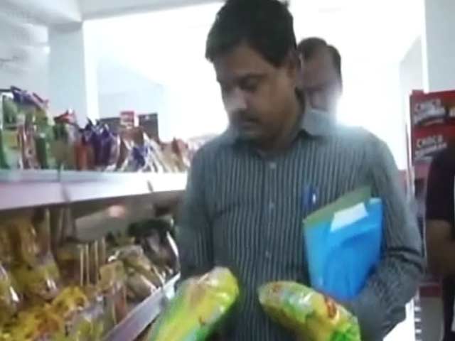 यूपी में मैगी के खिलाफ पड़ रहे हैं छापे, विज्ञापन करने वालों पर भी केस