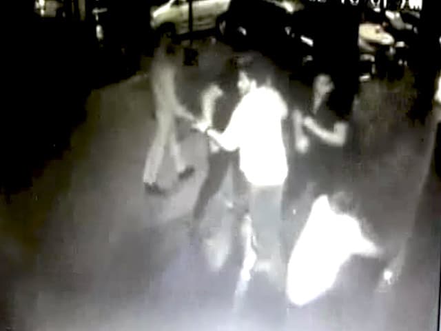 Videos : सीसीटीवी में कैद : चंडीगढ़ में डिस्को के बाहर फायरिंग
