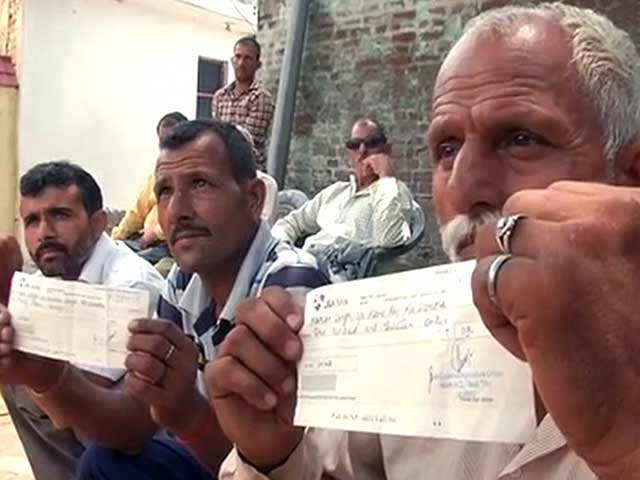 मुआवजे के नाम पर मजाक : जम्मू-कश्मीर के बाढ़ पीड़ितों को बांटे गए 47 रुपये के चेक मुआवजे के नाम पर मजाक : जम्मू-कश्मीर के बाढ़ पीड़ितों को बांटे गए 47 रुपये के चेक