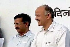 LG-CM जंग : गृहमंत्रालय के रुख से डरे अधिकारी, दिल्ली आने को तैयार नहीं LG-CM जंग : गृहमंत्रालय के रुख से डरे अधिकारी, दिल्ली आने को तैयार नहीं