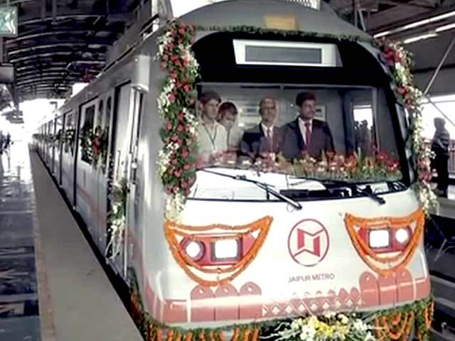 पिंक सिटी में दौड़ी मेट्रो रेल