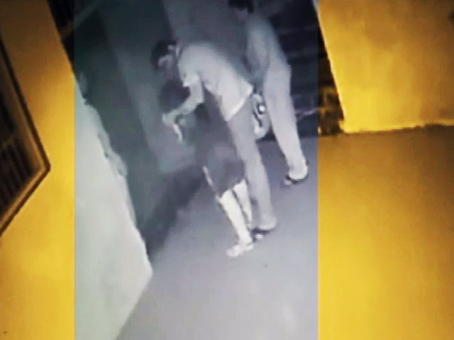 कैमरे में कैद : एनसीपी पार्षद ने आश्रम में मचाया उत्पात, महिला से बदसलूकी भी की