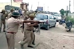 जम्मू में पुलिस और प्रदर्शनकारियों में झड़प, एक शख्स की मौत जम्मू में पुलिस और प्रदर्शनकारियों में झड़प, एक शख्स की मौत