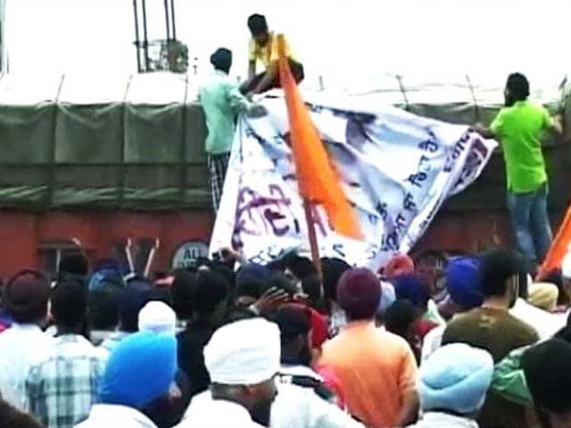 Video : Sikh Protesters Clash With Police in Jammu, One Killed