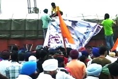 Sikh Protesters Clash With Police in Jammu, One Killed Sikh Protesters Clash With Police in Jammu, One Killed