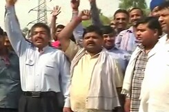 ऐप टैक्सी सर्विस पर रोक के खिलाफ ड्राइवरों ने किया प्रदर्शन ऐप टैक्सी सर्विस पर रोक के खिलाफ ड्राइवरों ने किया प्रदर्शन