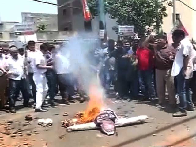 दिल्ली में पानी की किल्लत को लेकर केजरीवाल सरकार के खिलाफ बीजेपी का प्रदर्शन