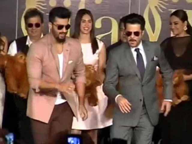 Video : At IIFA, Arjun and Anil Kapoor Steal the Show