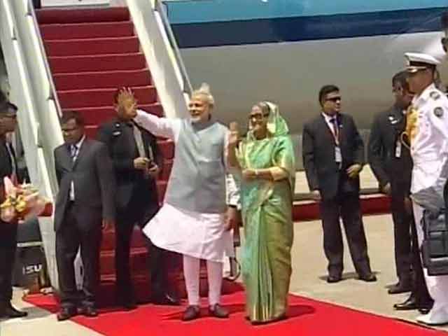 Video : Prime Minister Narendra Modi Reaches Bangladesh, PM Sheikh Hasina Receives Him