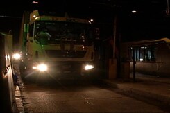 दिल्ली में रात के अंधेरे में नियम की धज्जियां उड़ा रहे हैं हजारों ट्रक दिल्ली में रात के अंधेरे में नियम की धज्जियां उड़ा रहे हैं हजारों ट्रक