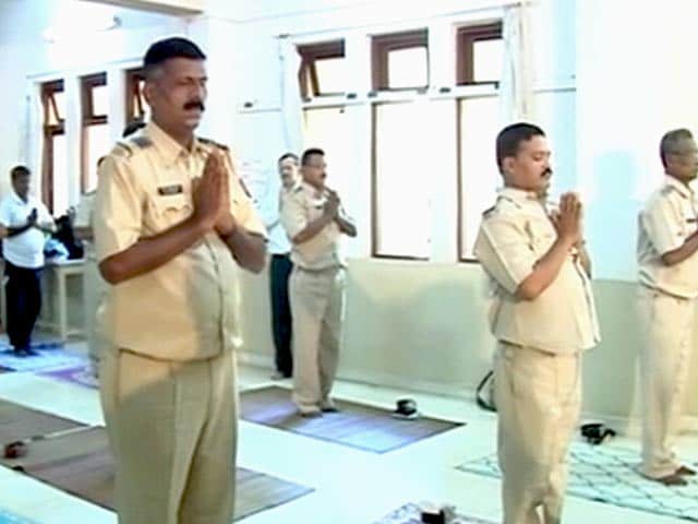 Videos : योग करते मुंबई पुलिस के जवान