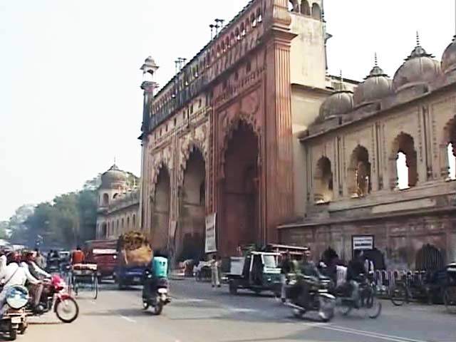 ड्रेस कोड लागू करने की मांग को लेकर लखनऊ के बड़ा इमामबाड़ा में तालाबंदी