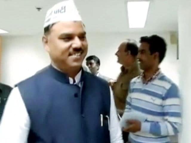 Video : Fake Degree Row: Political Slugfest After Delhi Law Minister Jitender Singh Tomar is Arrested