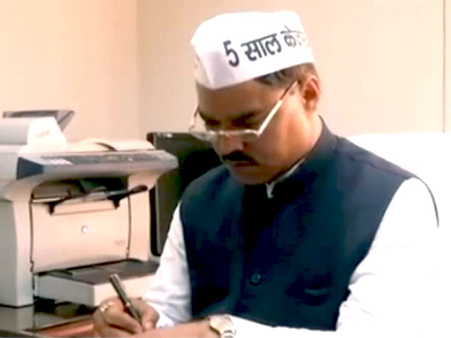 जितेंद्र तोमर तो एक उदाहरण हैं, असल सवाल - सत्‍य किधर और सत्ता किधर का है?