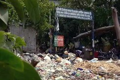 पूर्वी दिल्ली में सफाई कर्मचारी अब भी हड़ताल पर, गंदगी का लगा अंबार पूर्वी दिल्ली में सफाई कर्मचारी अब भी हड़ताल पर, गंदगी का लगा अंबार