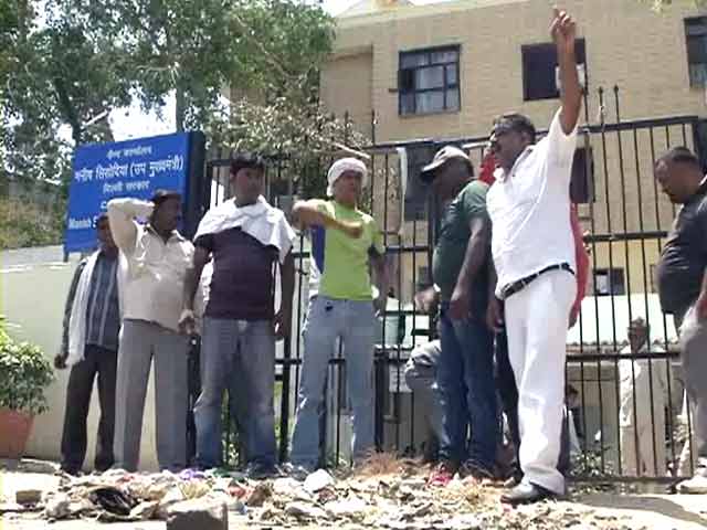 दिल्ली में तनख्वाह नहीं मिलने से नाराज़ सफ़ाई कर्मियों ने उपमुख्यमंत्री के दफ्तर के आगे डाला कचरा
