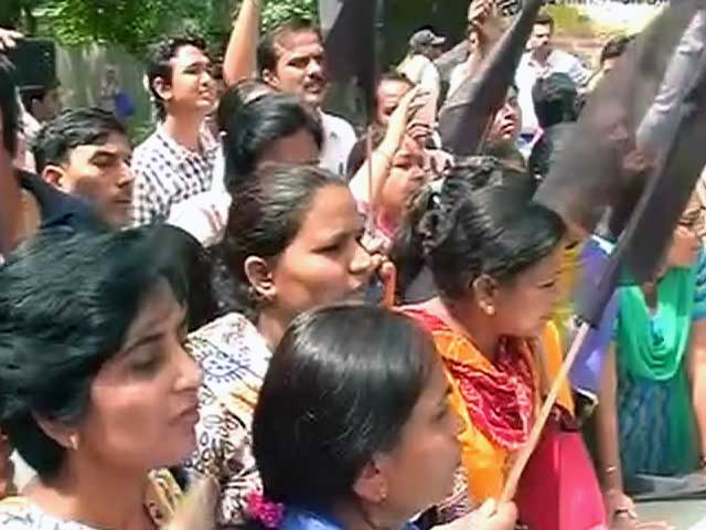 पत्नी से घरेलू हिंसा के आरोपों में घिरे सोमनाथ भारती के खिलाफ बीजेपी का प्रदर्शन
