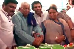 लालू हुए 68 साल के, राबड़ी के साथ मिलकर काटा केक लालू हुए 68 साल के, राबड़ी के साथ मिलकर काटा केक