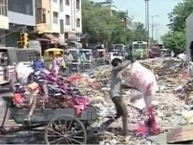 Videos : एमसीडी कर्मचारियों की हड़ताल खत्म, दो दिन में दिल्ली को साफ करने का वादा