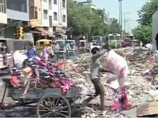एमसीडी कर्मचारियों की हड़ताल खत्म, दो दिन में दिल्ली को साफ करने का वादा