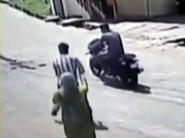 Videos : बेंगलुरु में चेन स्नैचरों ने लूटा पुलिस और आम लोगों का चैन