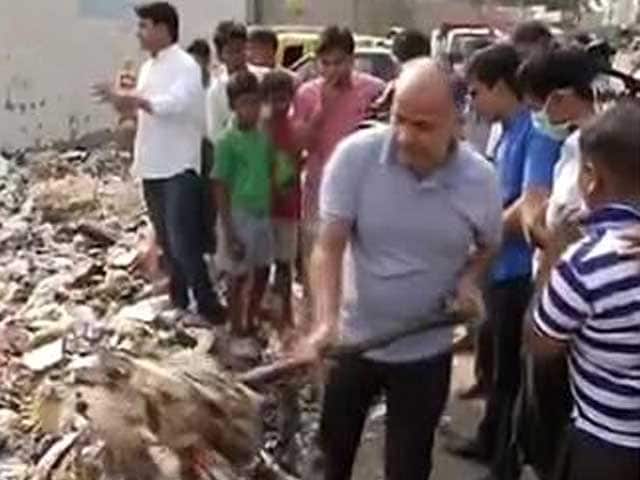 Videos : 'आप' का दिल्ली में सफाई अभियान, सिसोदिया समेत कई नेताओं ने लगाई झाड़ू