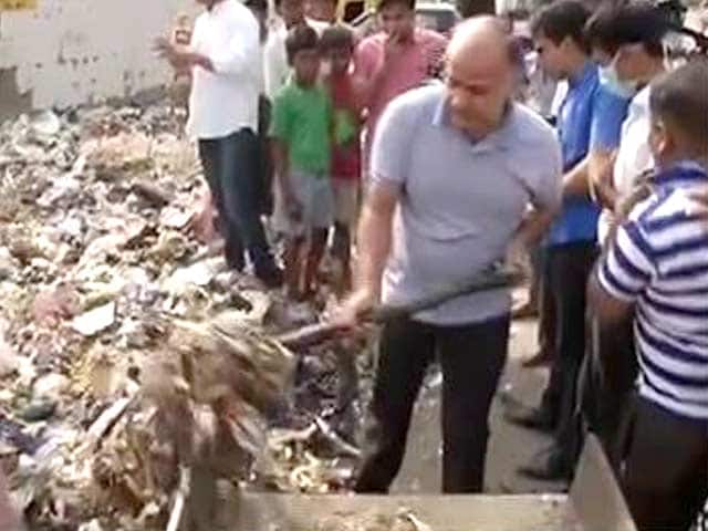 Video : A Battle of Brooms Between AAP and BJP as Delhi Grapples With Garbage Crisis