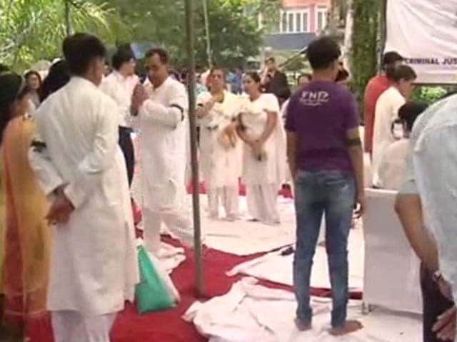 Video : Waiting 18 Years for Justice, Families of Uphaar Fire Victims Protest With Black Bands