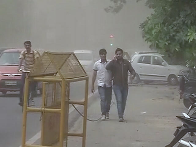 दिल्ली-एनसीआर में आंधी और बारिश, गर्मी से मिली राहत
