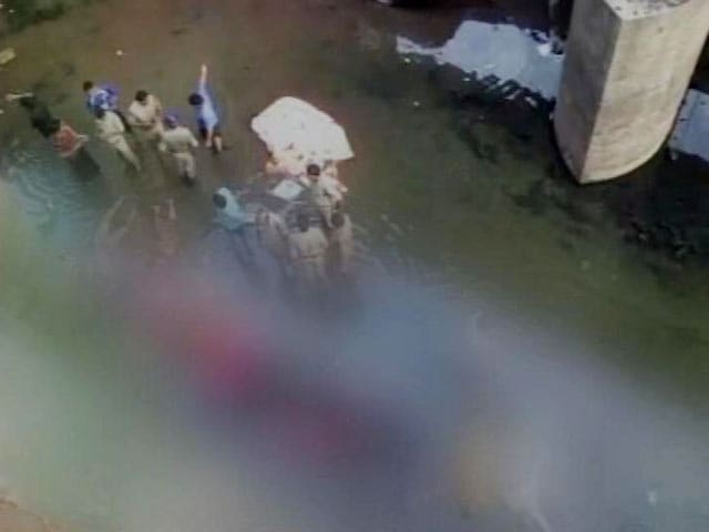 Video : 22 Dead After Van Falls in Dowleswaram Barrage in Andhra Pradesh