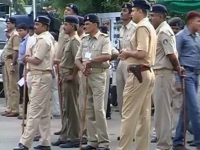 काम के दबाव में हैं पुलिसकर्मी!