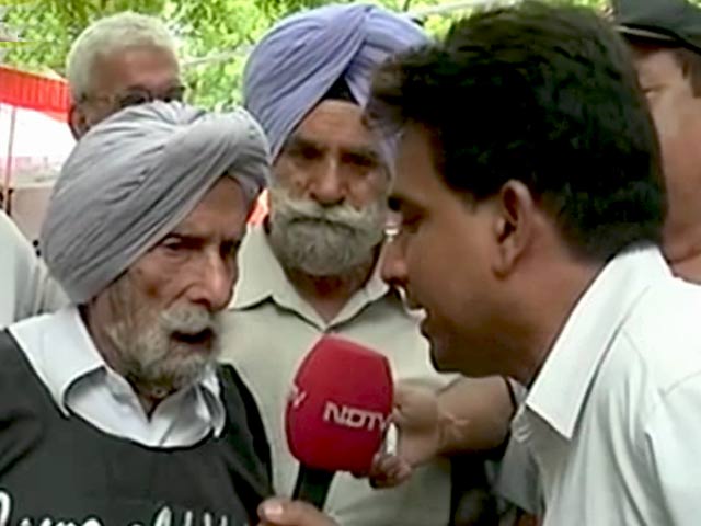 'वन रैंक, वन पेंशन' की मांग को लेकर जंतर मंतर पर पूर्व सैनिकों का प्रदर्शन