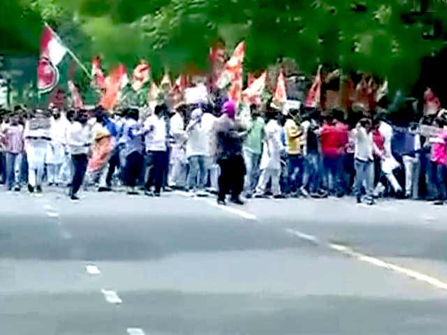 Videos : ललित मोदी वीजा मामला : सुषमा के खिलाफ यूथ कांग्रेस का प्रदर्शन