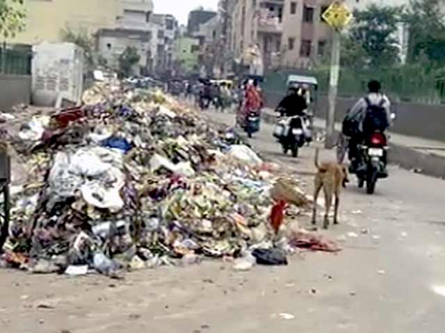 Videos : दिल्ली : सफाईकर्मियों की हड़ताल खत्म लेकिन अब भी बिखरा है कूड़ा