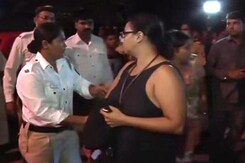 Woman Locks Herself in Car for Hours During Drink Driving Check in Mumbai Woman Locks Herself in Car for Hours During Drink Driving Check in Mumbai