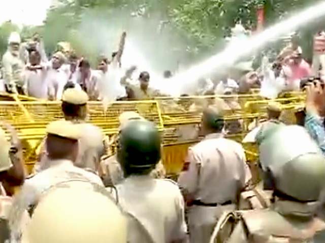 दिल्ली में बिजली की बढ़ी दरों के खिलाफ बीजेपी का प्रदर्शन