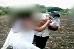 कैमरे में कैद : महाराष्ट्र में बेरहमी से की गई प्रेमी युगल की पिटाई कैमरे में कैद : महाराष्ट्र में बेरहमी से की गई प्रेमी युगल की पिटाई