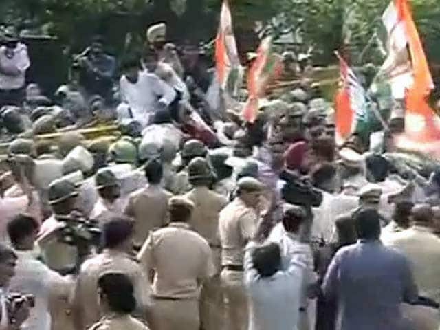 Videos : सुषमा स्वराज के घर के बाहर यूथ कांग्रेस का प्रदर्शन