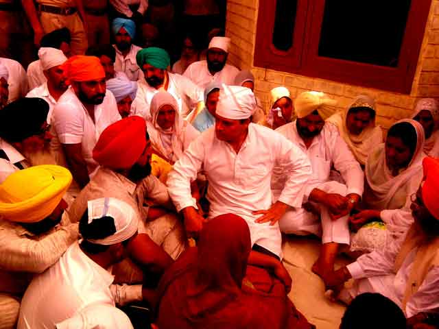 Rahul Gandhi Visits Family of Punjab Farmer Who Committed Suicide Rahul Gandhi Visits Family of Punjab Farmer Who Committed Suicide