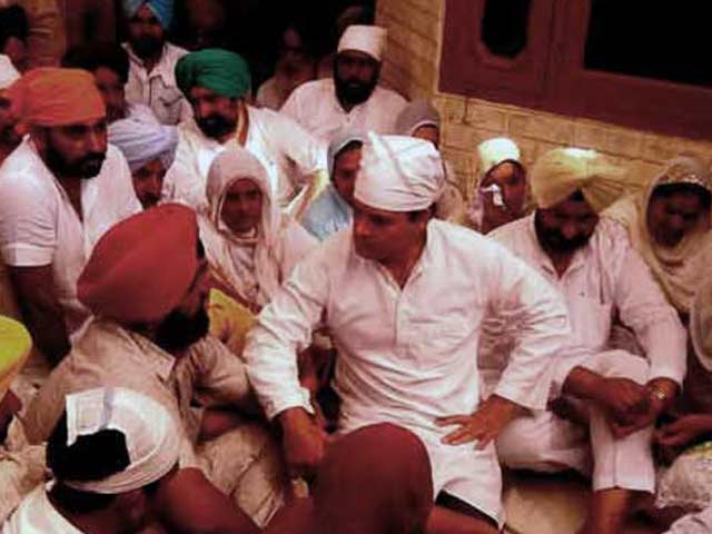 फतेहगढ़ में खुदकुशी करने वाले किसान सुरजीत के परिजनों से मिले राहुल गांधी