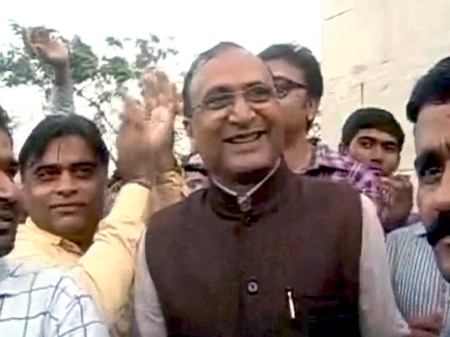 पीएम मोदी का सूट खरीदने के बदले व्यापारी को मिली सौगात?