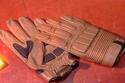 Accessories: Riding Gloves Accessories: Riding Gloves