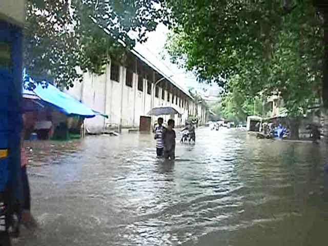 भारी बारिश ने रोकी मुंबई की रफ्तार, ट्रेन सेवाओं पर असर, स्कूल बंद